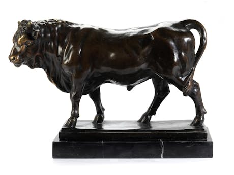 Große Bronzefigur eines nach links stehenden Stieres